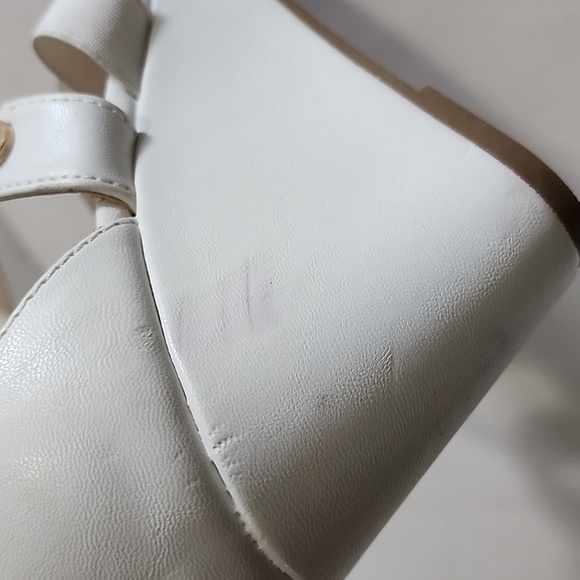 Liz Claiborne White Wedge Sandals/ 1OM - Picture 7 of 12